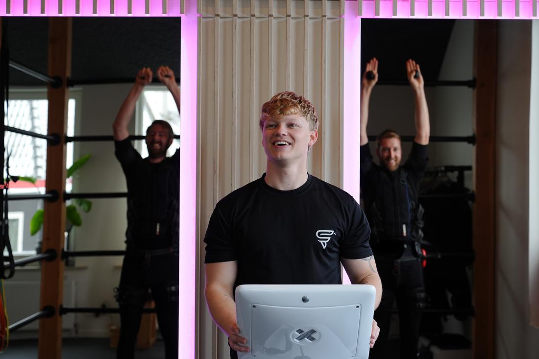 Trainer begeleidt een EMS-training bij Cobra Fit