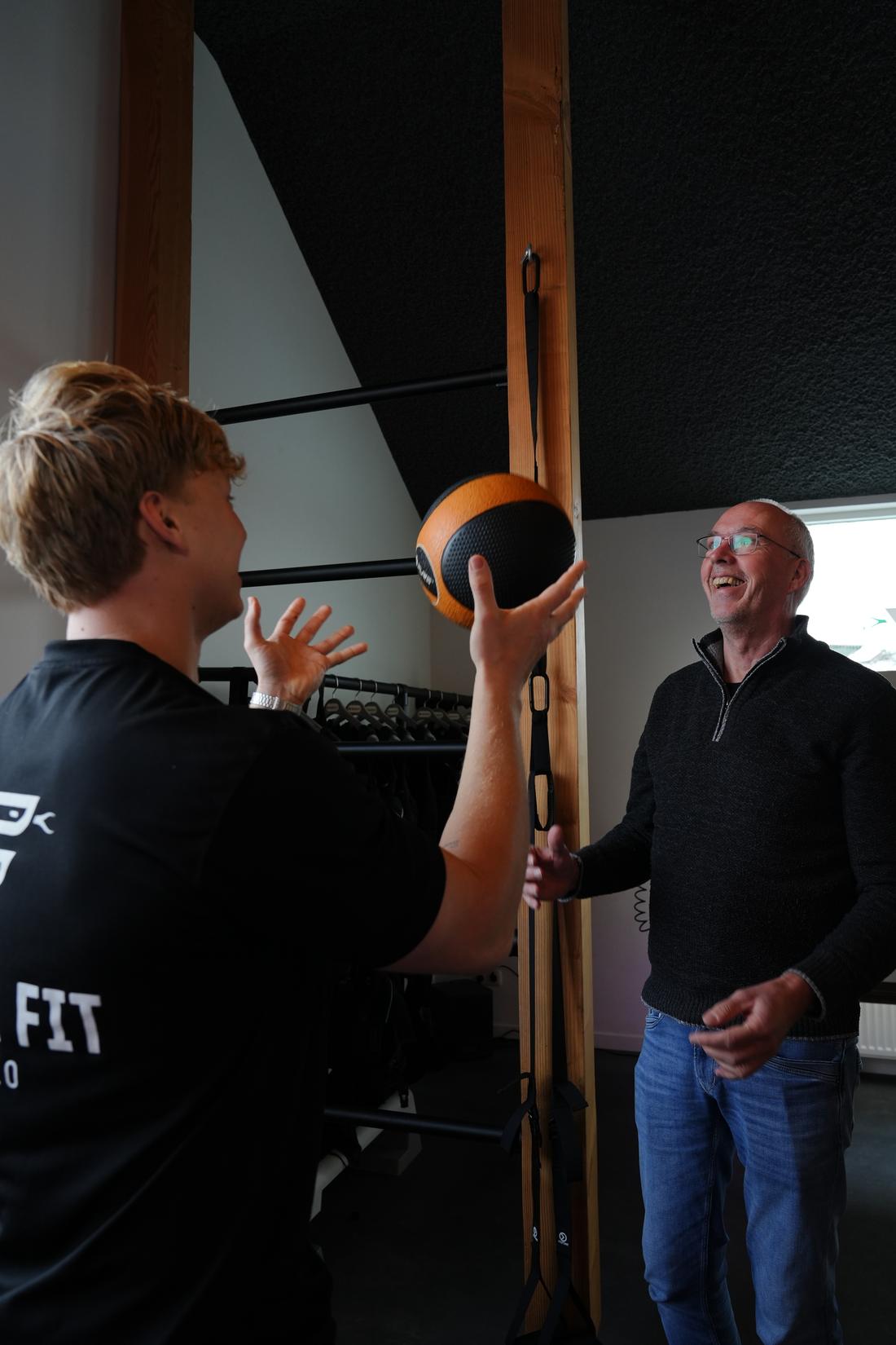 Trainer oefent met een deelnemer bij Cobra Fit